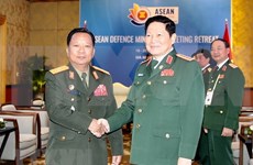 Ministro de Defensa de Vietnam recibe a su homólogo laosiano