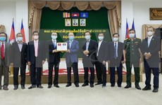 Vietnam dona equipos médicos a Camboya para lucha contra el COVID-19