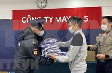 Compañía vietnamita obsequia mascarillas médicas a policías rusos
