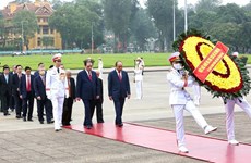 Dirigentes vietnamitas rinden homenaje al presidente Ho Chi Minh 