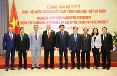 Presenta Asamblea Nacional de Vietnam suministros médicos a parlamentos extranjeros