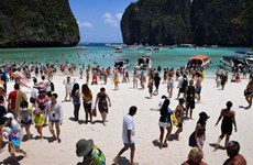 Tailandia prohíbe la entrada de barcos a la Bahía Maya