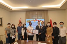 Gobierno vietnamita entrega mascarillas antibacterianas a compatriotas residentes en España