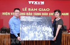 VNA entrega objetos y fotos originales al Museo de la Prensa de Vietnam