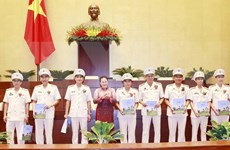 Presidenta del Parlamento vietnamita se reúne con figuras ejemplares de la fuerza policial