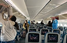 Autoridades de la aviación de Vietnam multarán a pasajeros sin mascarillas en los vuelos
