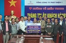 Entregan 100 computadoras a escuelas afectadas por desastres naturales en Quang Nam