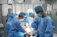 Vietnam realiza con éxito la cirugía de implante óseo para paciente con cáncer de hueso