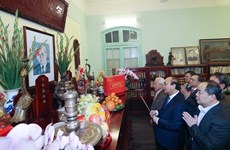 Premier de Vietnam rinde tributo a extintos dirigentes del país en ocasión del Tet