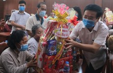 Entregan regalos de Tet a personas necesitadas en provincia de Dong Nai