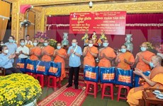 Entregan regalos del Tet a comunidad khmer en Ciudad Ho Chi Minh