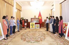 Donan pinturas a embajadas de Vietnam en Rusia y Ucrania