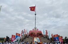 Efectúan acto de izamiento de bandera por Día de Reunificación Nacional de Vietnam