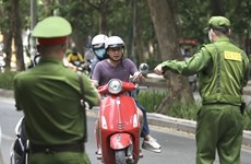 Premier vietnamita insta a mejorar eficiencia de la lucha contra el COVID-19 