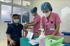 Más de 585 mil vietnamitas vacunados contra el COVID-19