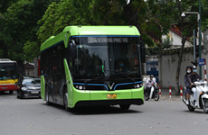 Hanoi realiza prueba de funcionamiento de autobuses eléctricos vietnamitas VinBus
