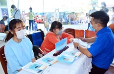 Prestan asistencia a trabajadores vietnamitas afectados por el COVID-19