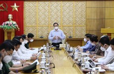 Premier trabaja con provincia de Bac Giang sobre soluciones para combatir COVID-19 