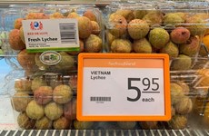 En venta lichis de Vietnam en supermecados de FairPrice de Singapur
