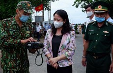 Vicepresidenta de Vietnam alienta a trabajadores antiepidémicos en provincia fronteriza