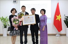Otorgan medalla de amistad a exembajador surcoreano en Vietnam