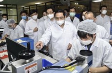 Primer ministro de Vietnam insta a acelerar la producción de vacuna contra el COVID-19