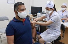 Inyectan vacuna contra el COVID-19 para corresponsales extranjeros en Vietnam