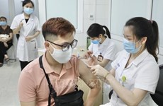 Administran primera dosis de vacuna vietnamita Nano Covax en su última fase de ensayo