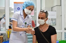 Ciudad Ho Chi Minh por vacunar a extranjeros contra el COVID-19