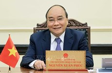 Presidente de Vietnam rinde homenaje a las personas con méritos revolucionarios 