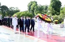 Dirigentes vietnamitas del Partido y el Estado rinden homenaje a héroes nacionales