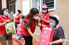 Apoya Cruz Roja de Hanoi a residentes con dificultades económicas 