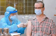 Intensifica Ciudad Ho Chi Minh vacunación contra el COVID-19 a extranjeros