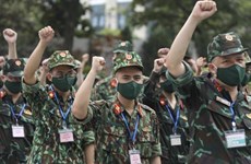 Movilizan a más personal médico al Sur de Vietnam para combatir COVID-19