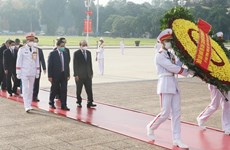 Dirigentes vietnamitas rinden tributo al Presidente Ho Chi Minh