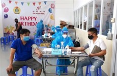 Administran segunda dosis de vacuna contra el COVID-19 a trabajadores en Ciudad Ho Chi Minh