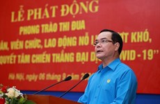 Trabajadores vietnamitas se esfuerzan por superar dificultades causadas por el COVID-19