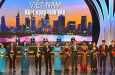 Vietnam honra a personas en la primera línea de combate contra el COVID-19