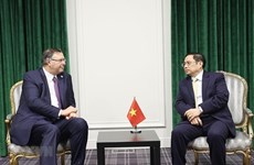 Primer ministro de Vietnam recibe a líderes de grandes corporaciones francesas
