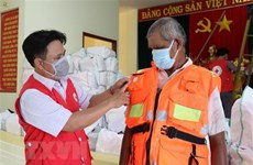 Donan 15 mil chalecos salvavidas multiusos a pescadores de pocos recursos en Vietnam