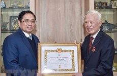 Confieren al exviceprimer ministro vietnamita insignia por 60 años de membresía del PCV