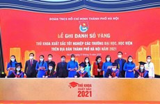 Honran a 90 graduados universitarios sobresalientes de Hanoi