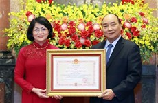 Condecoran a exvicepresidenta vietnamita con Orden de Independencia