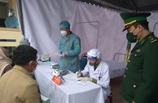 Fuerzas militares de Vietnam y Laos brindan atención médica a pobladores en zonas limítrofes