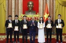 Presidente vietnamita otorga Orden de Trabajo a estudiantes galardonados de premios internacionales