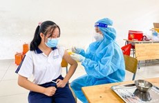 Varias localidades vietnamitas alcanzan cobertura de vacunación contra el COVID-19 en adolescentes