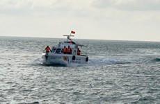 Rescatan a tres pescadores vietnamitas accidentados en mar 