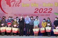 Entregan regalos por el Tet a trabajadores desfavorecidos en provincia vietnamita