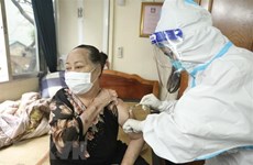 Localidades vietnamitas aceleran vacunación domiciliaria para grupos vulnerables