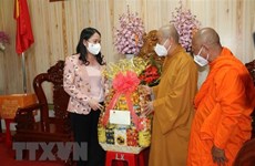 Vicepresidenta vietnamita entrega regalos a pobladores de Tra Vinh en ocasión del Tet